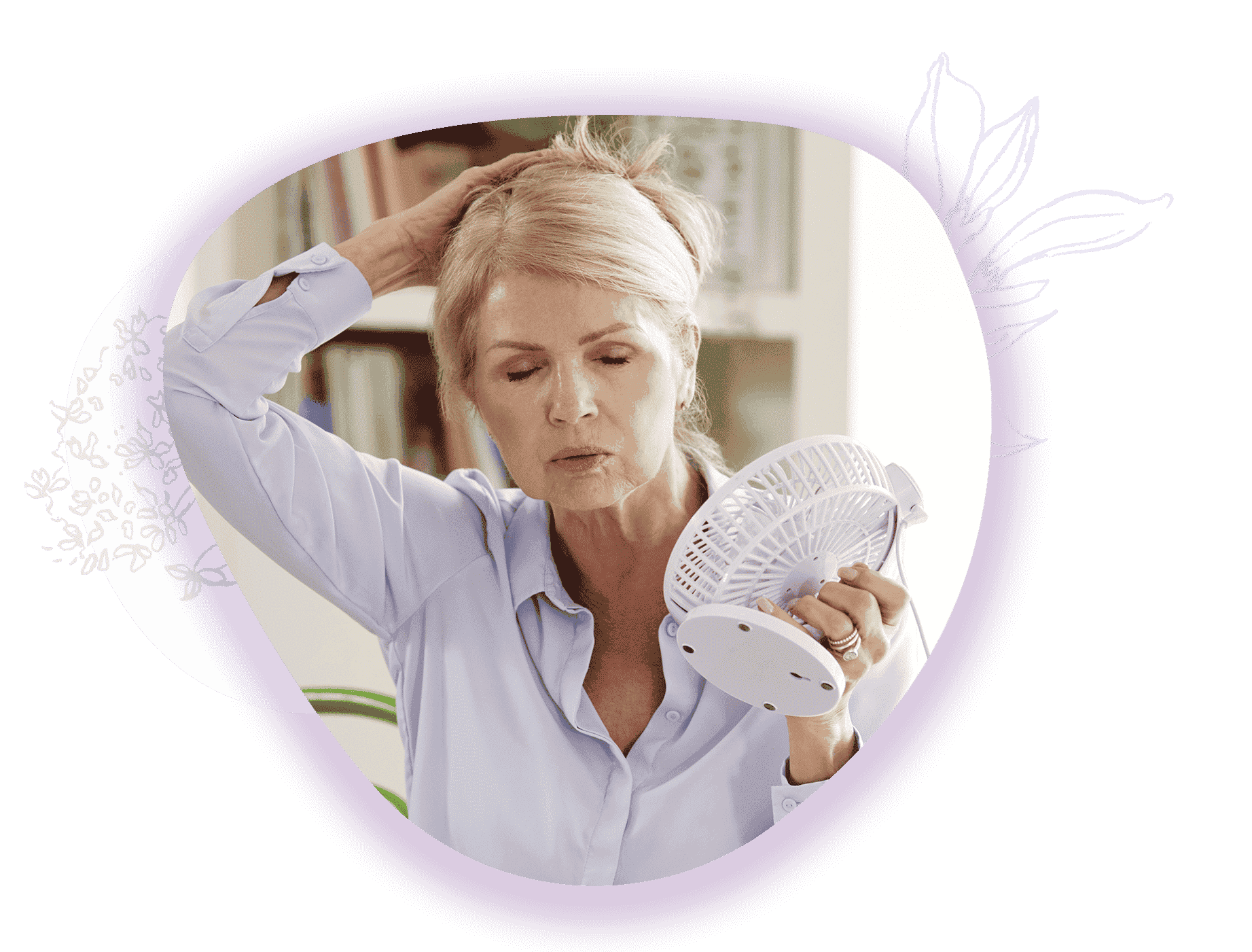 Frau mit einem Ventilator in der Hand