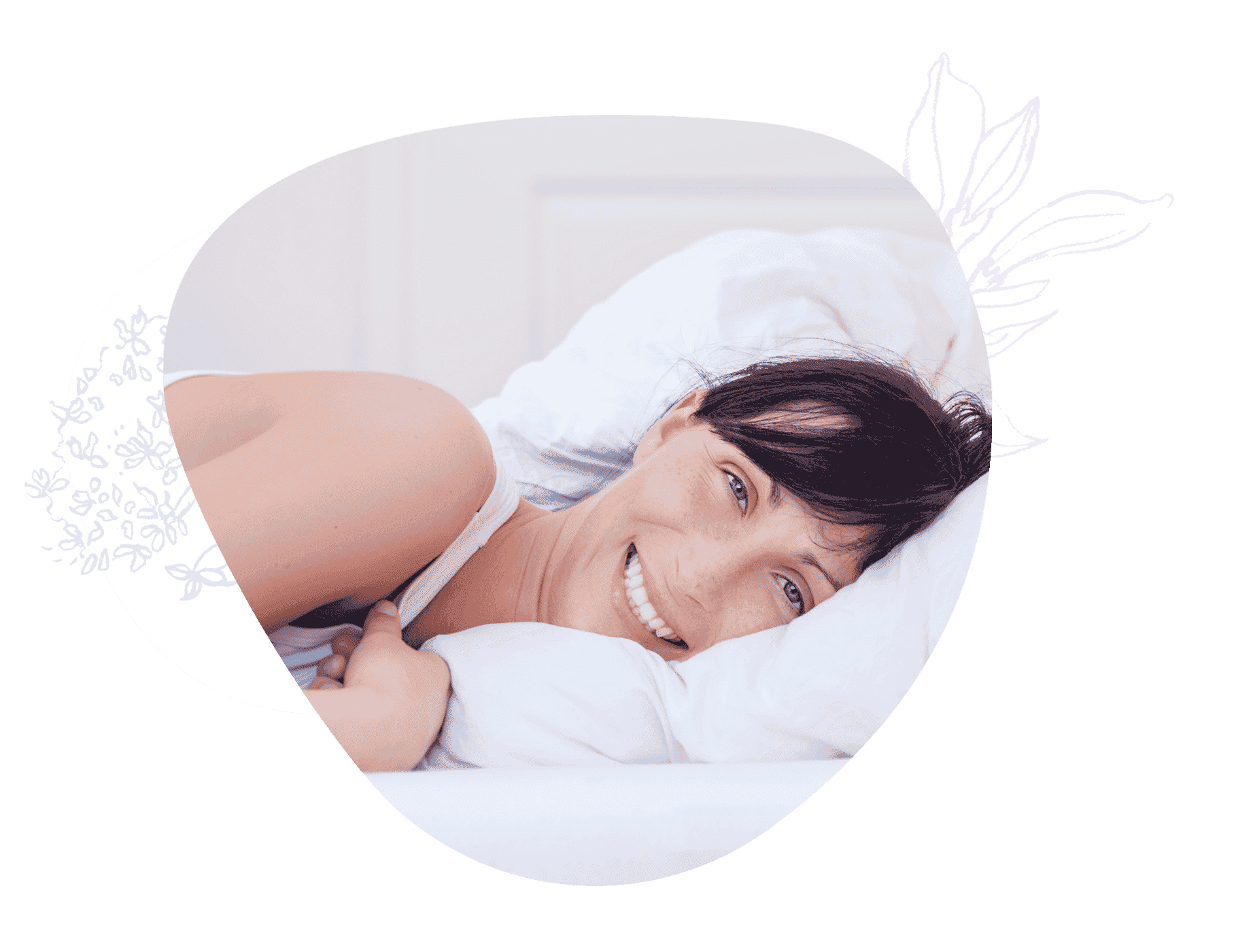 Lächelnde Frau im Bett