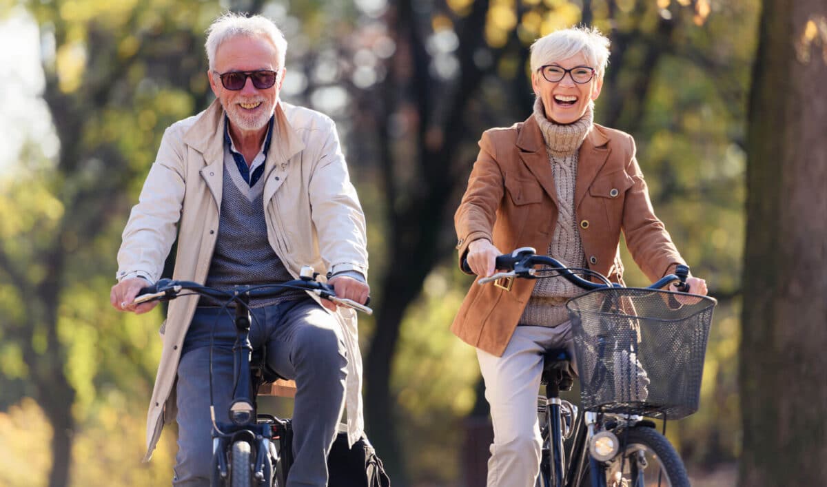 Älteres Paar in fröhlicher Stimmung auf den Fahrrädern