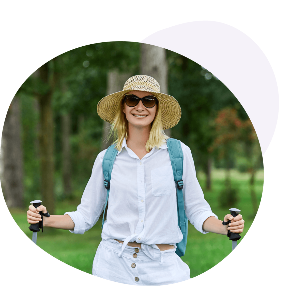 Fröhliche Frau mit Hut und Sonnenbrille beim Nordic Walking